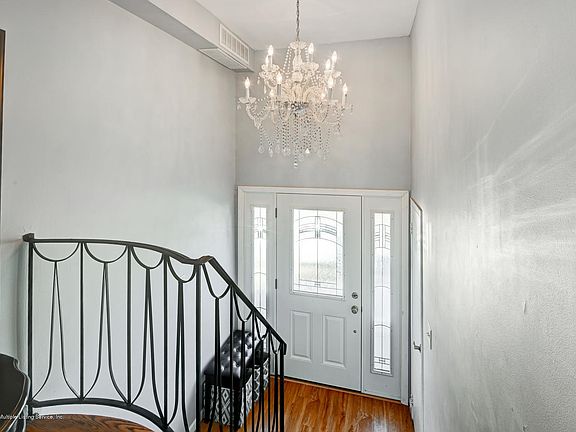 3rd image of 31 Vassar St