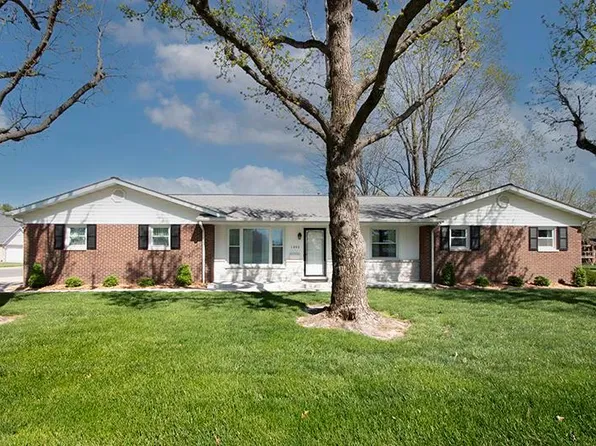 1040 N Walnut St, Breese, IL 62230