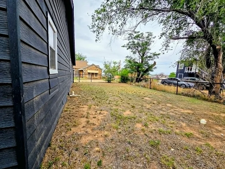 2606 Avenue V — Photo 28