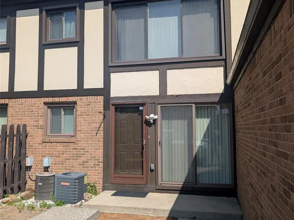 303 Country Club Dr, Saint Clair Shores, MI 48082
