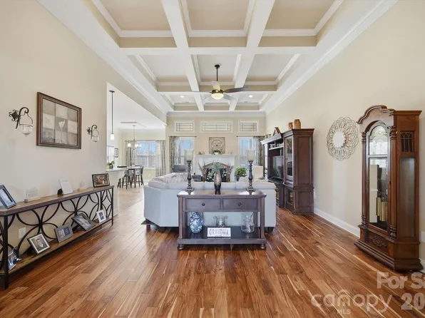 1743 Whitewater Ct, Hickory, NC 28602