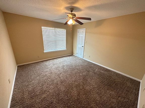 5th image of 909 Chapel Creek Dr