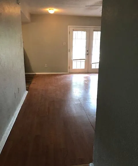 2103 Westwood Dr — Photo 2