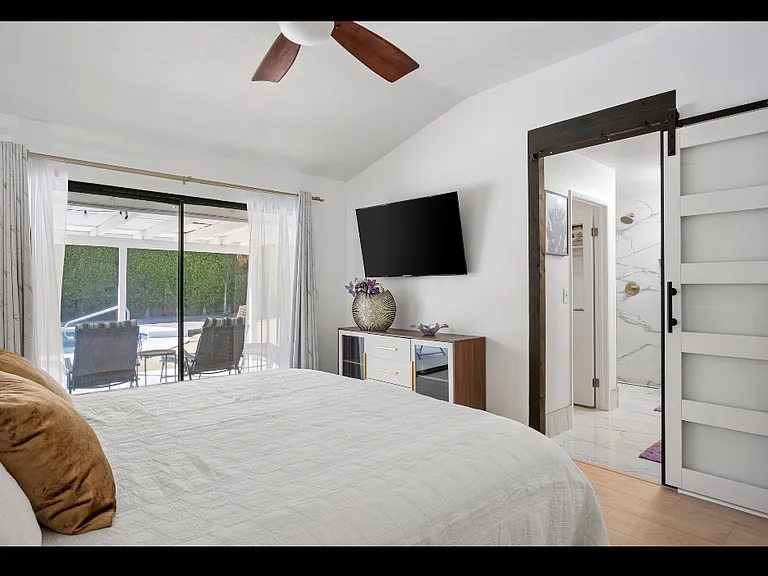 E Francis Dr — Photo 21