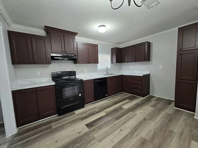 3 bed, 1040 sqft, $1,955 — Photo 3