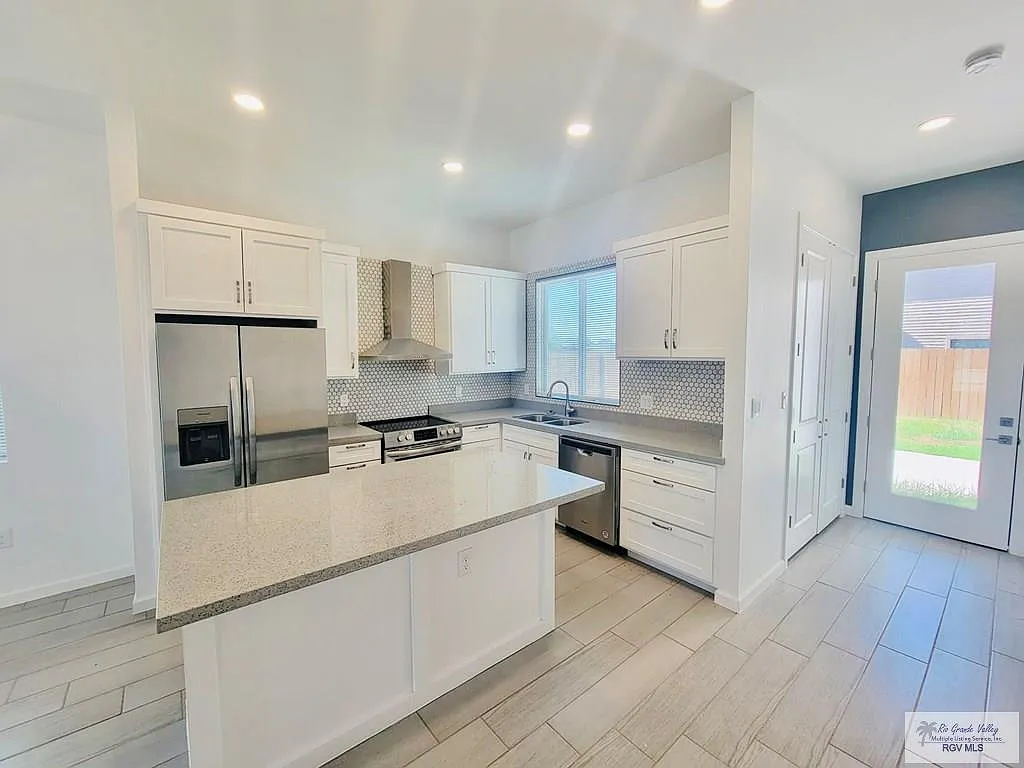 3 bed, 2.5 bath, 1575 sqft, $1,950 — Photo 3