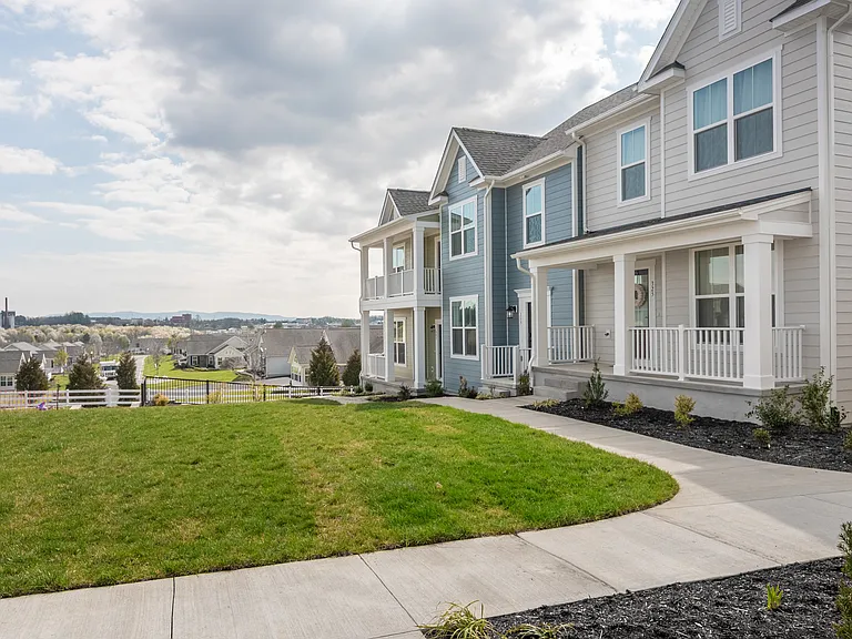435 John Adams Dr — Photo 1