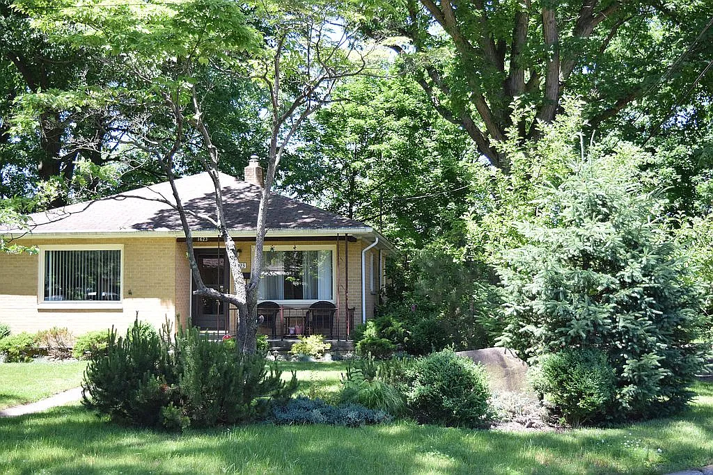 1623 Riverside Dr photo 1