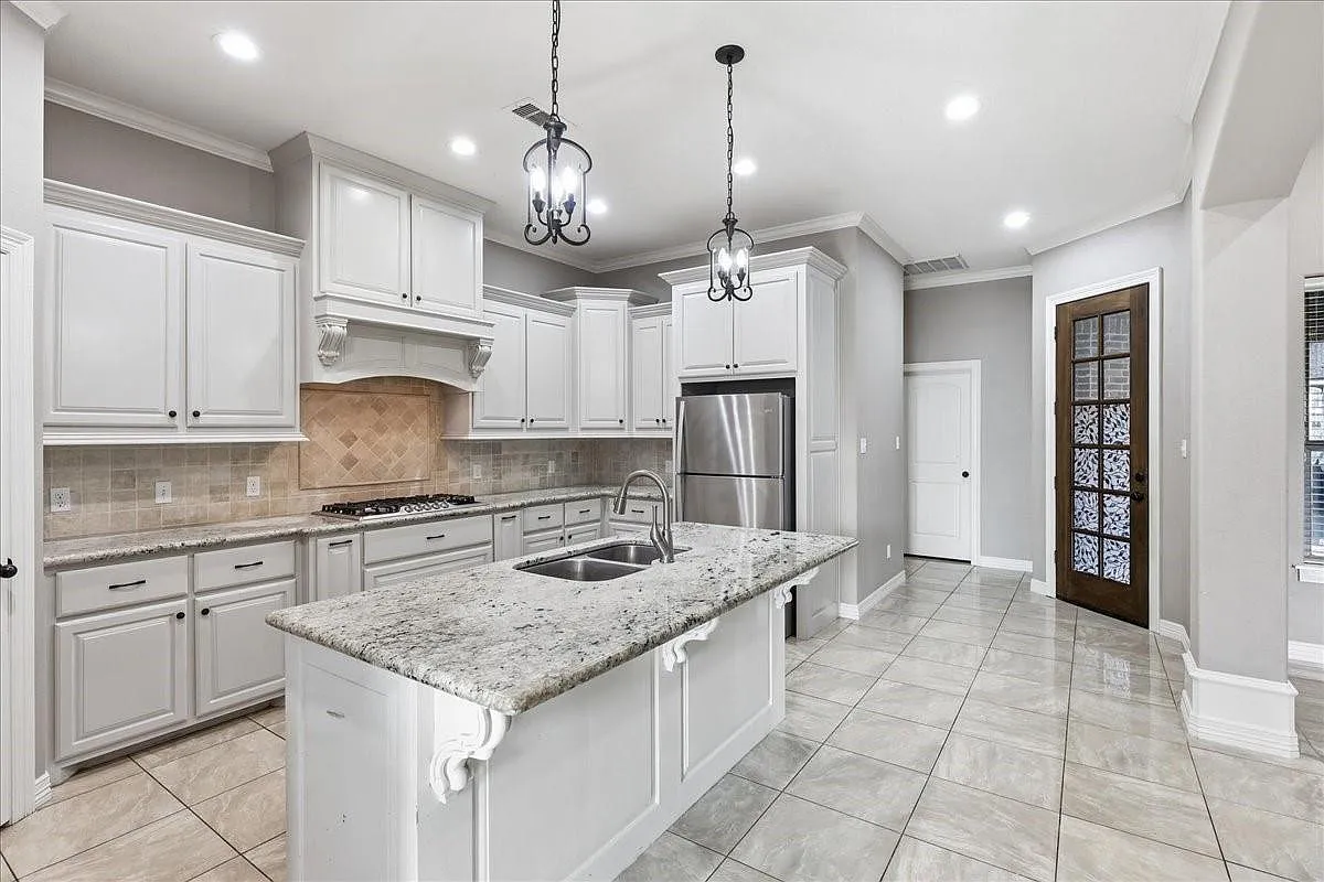 3 bed, 2.0 bath, 2004 sqft, $3,500 — Photo 4