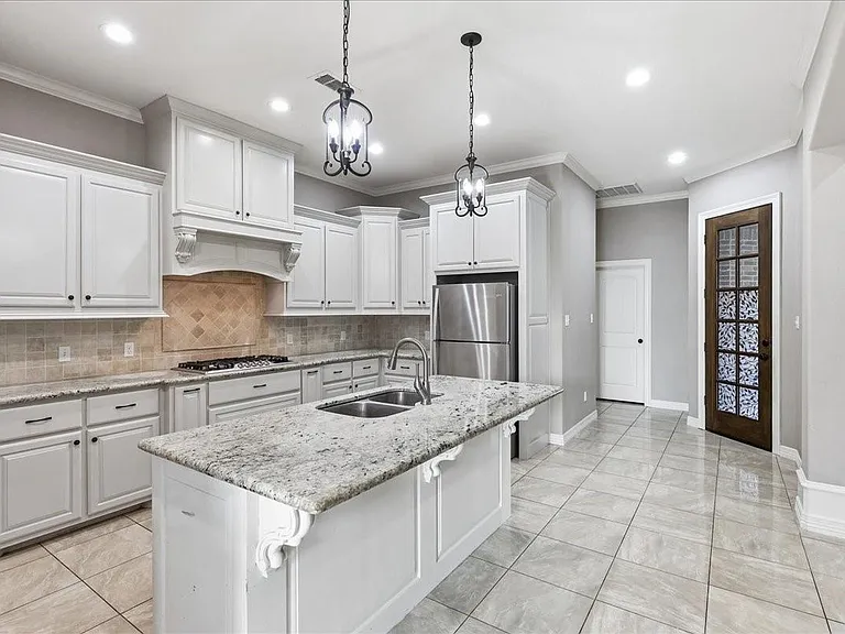 160 Colonial Estates Dr — Photo 4