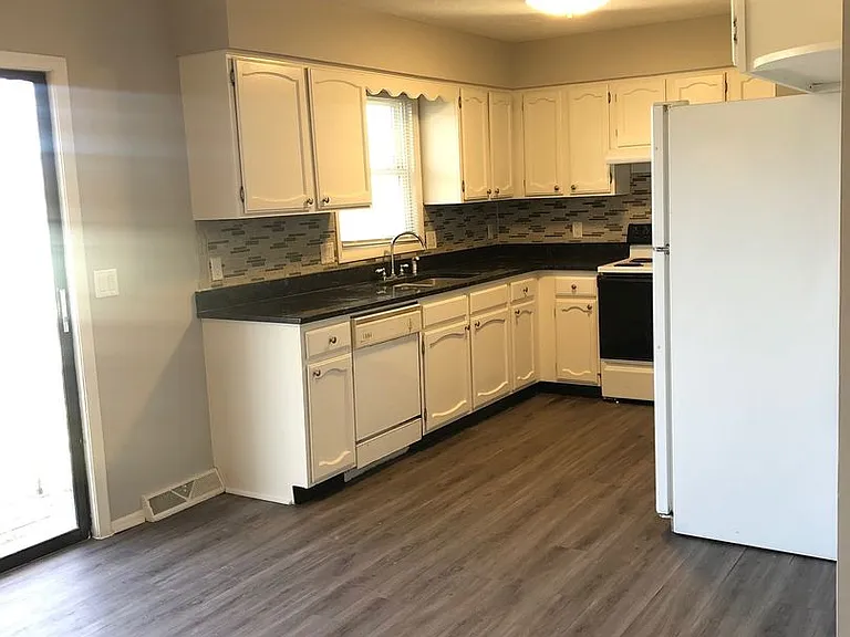 12730 Larimore Ave — Photo 6