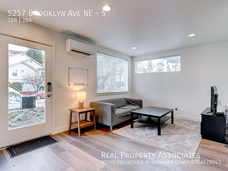 5257 Brooklyn Ave NE #5 — Photo 6