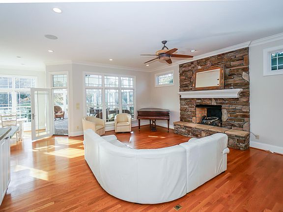 124 Gatlin Knoll New London NC-large-008-028-Living Room-1500x1000-72dpi_11122024