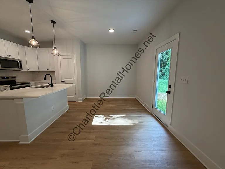 2144 Hartford Dr — Photo 6