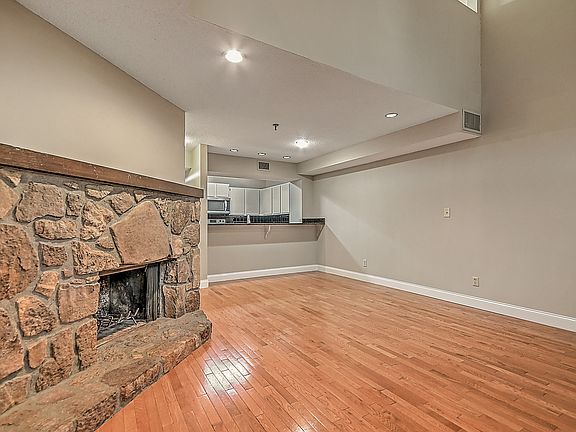 4th image of 109 Beechnut St #4