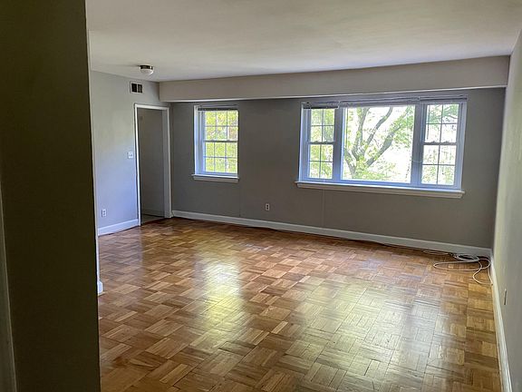 2nd image of 1320 Fort Myer Dr APT 832