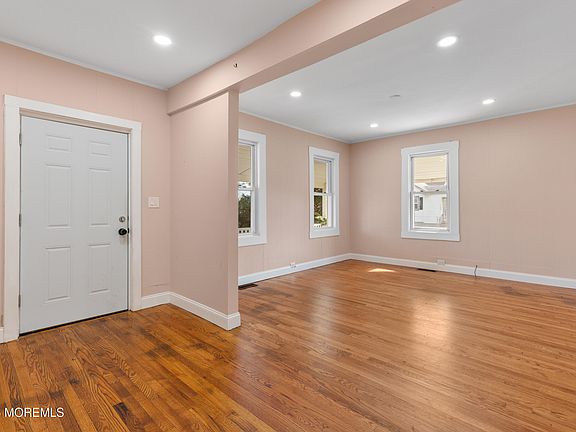 3rd image of 815 Clark Street