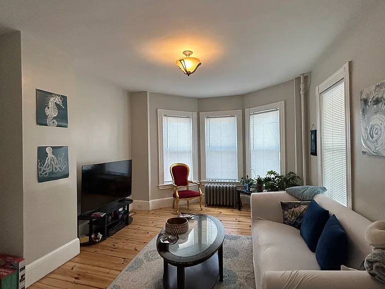 109 1/2 Warren St — Photo 2