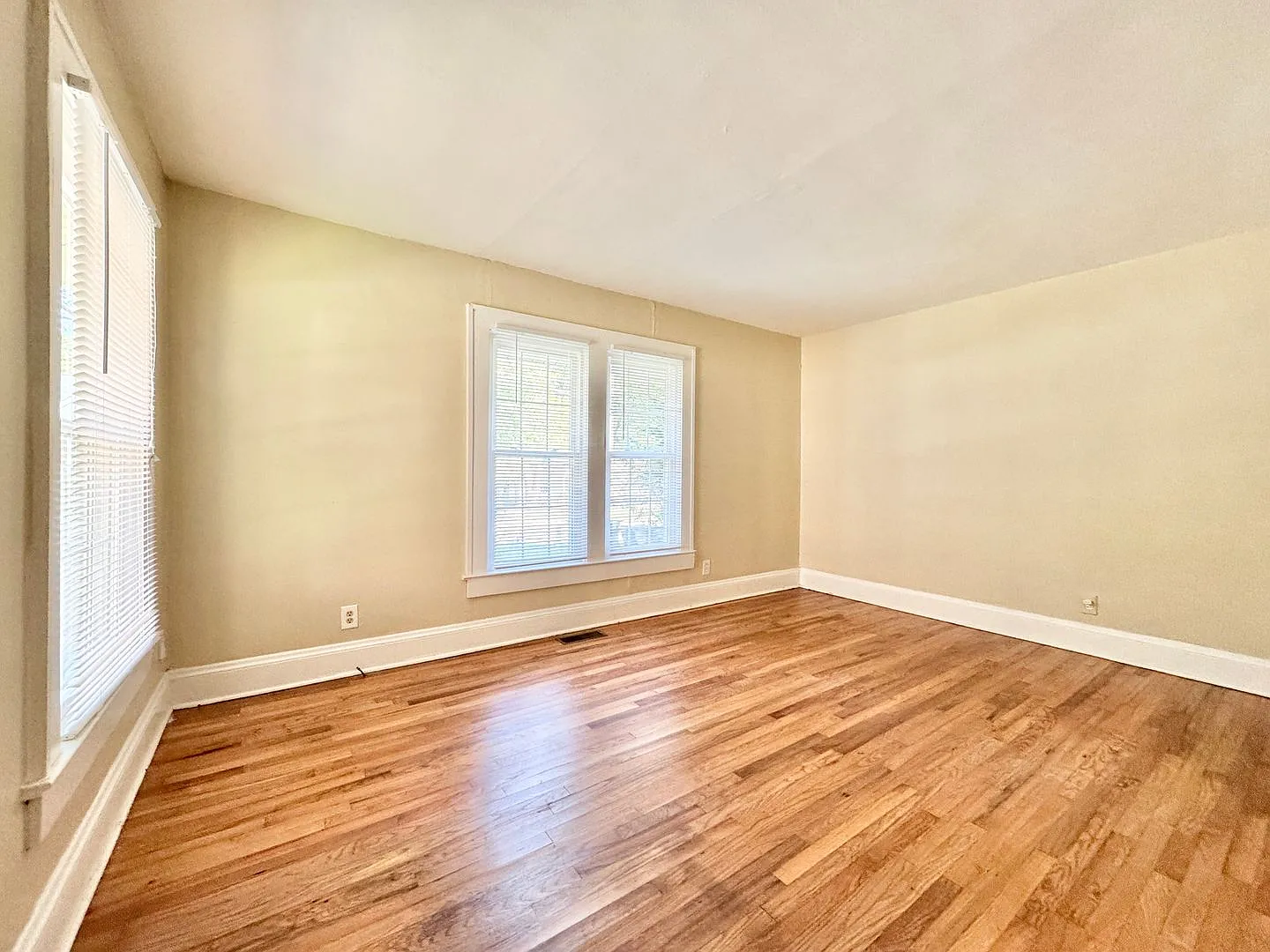 1 BR Apartment w/ Lawn Service Included — Photo 3