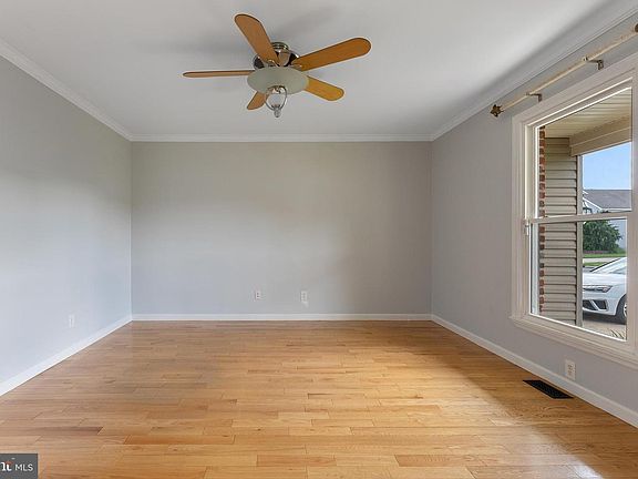 5th image of 11 Meadowlark Ct