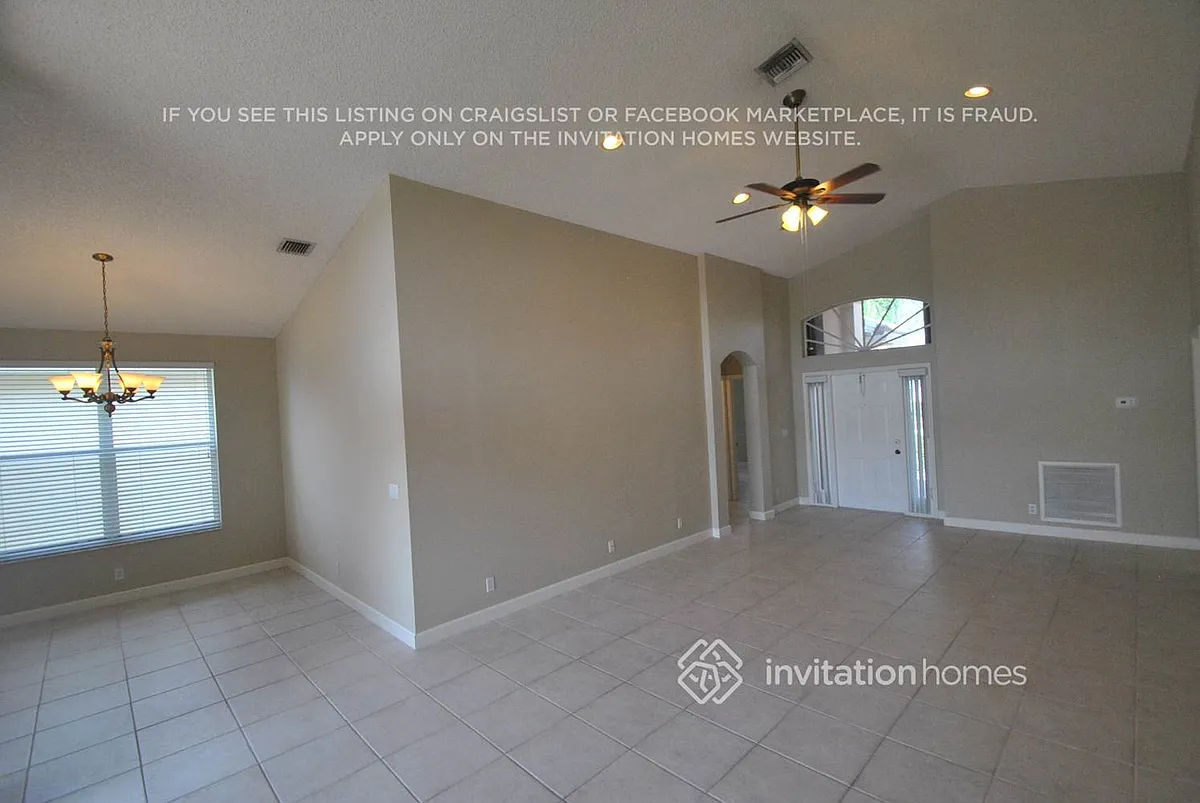 Building Photo - 9496 Lago Dr