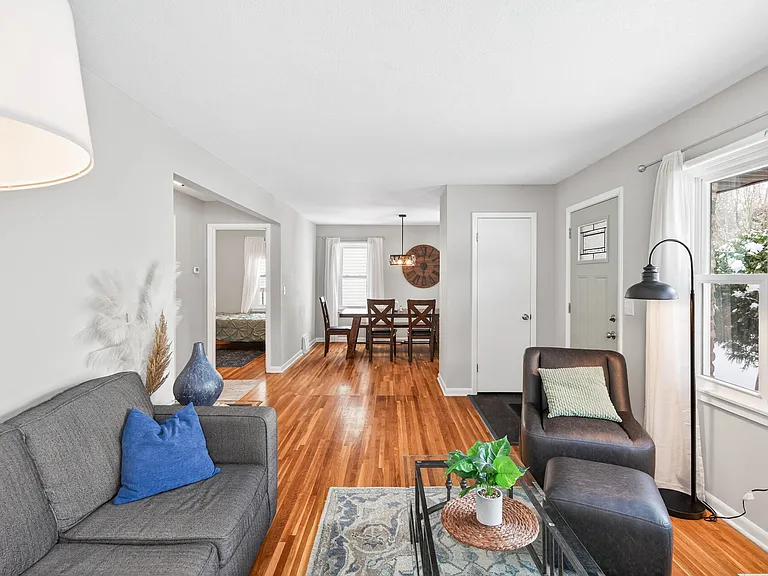422 Jefferson Ave S — Photo 3