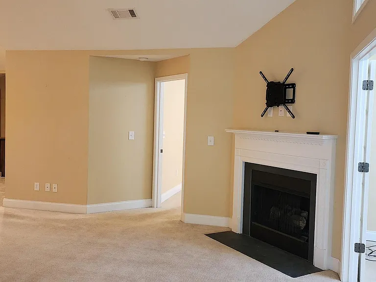 402 Nandina Ct — Photo 2