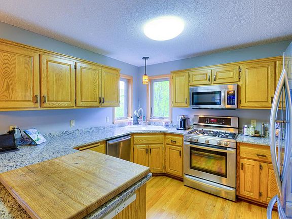 2nd image of 1633 Fountain Ln