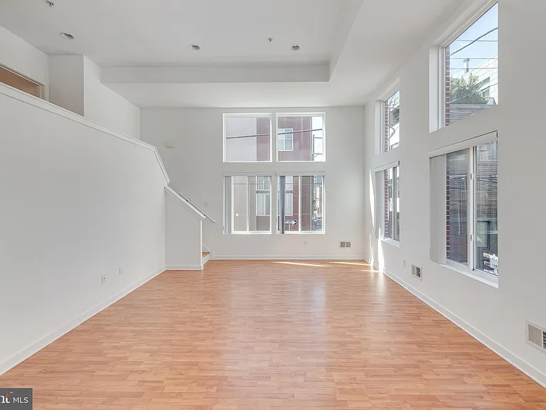 228 W George St #218 — Photo 45
