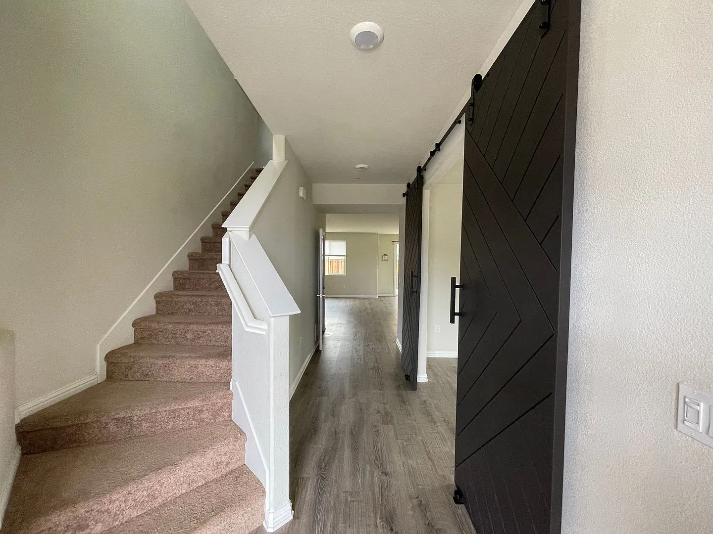 Gorgeous 5 Bed, 4 Bath home with SOLAR in Brentwood — Photo 2