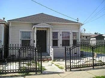 131 1st St photo 1