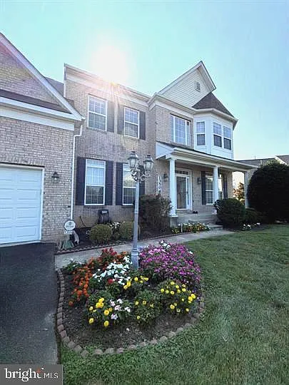 5 bed, 4.5 bath, 6124 sqft, $5,950 — Photo 1