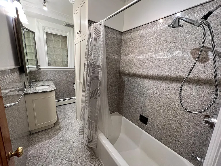 375 Lloyd Ave #1B — Photo 7
