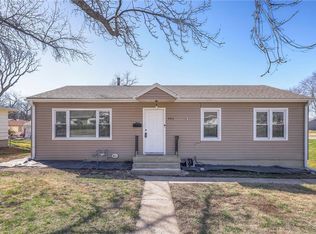 901 Maple Ln, Harrisonville, MO 64701