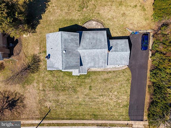 3rd image of 1950 Valley Rd