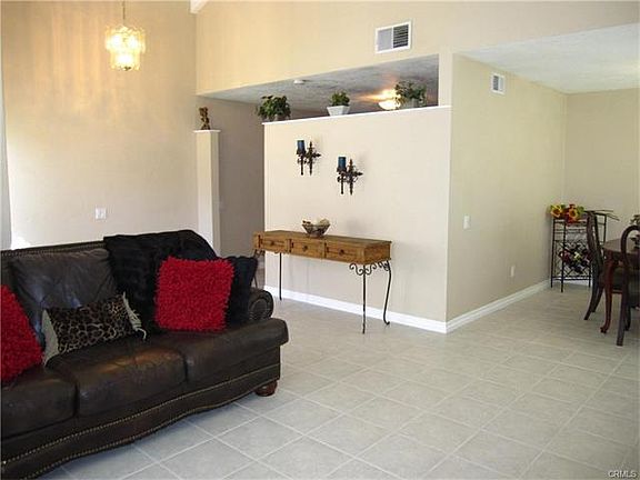 4th image of 1554 E Powell Ln