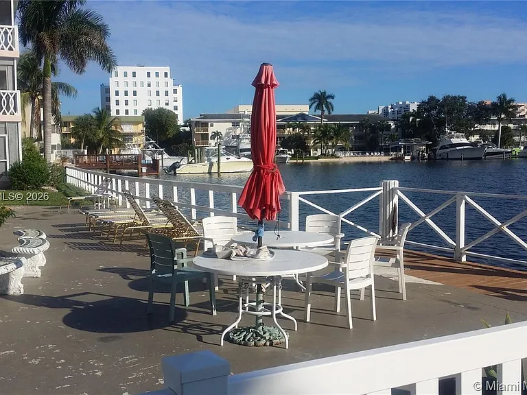 450 Golden Isles Dr #1H — Photo 2