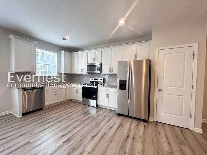 3 bed, 3.0 bath, 1486 sqft, $1,995 — Photo 3