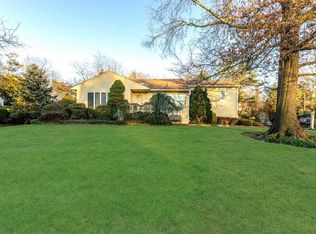 3 Mead Ln, Roslyn, NY 11576