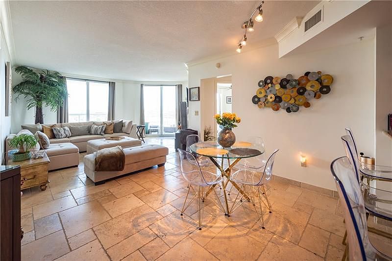 1st image of 401 SW 4th Ave APT 907