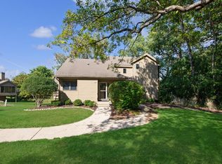 949 Duck Pond Rd, Fontana, WI 53125