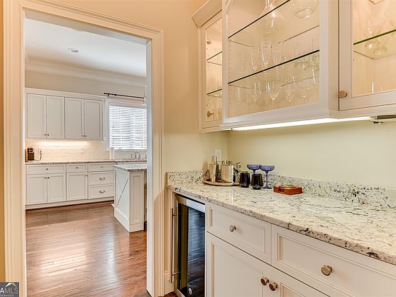 4th image of 1052 Emerald Pl