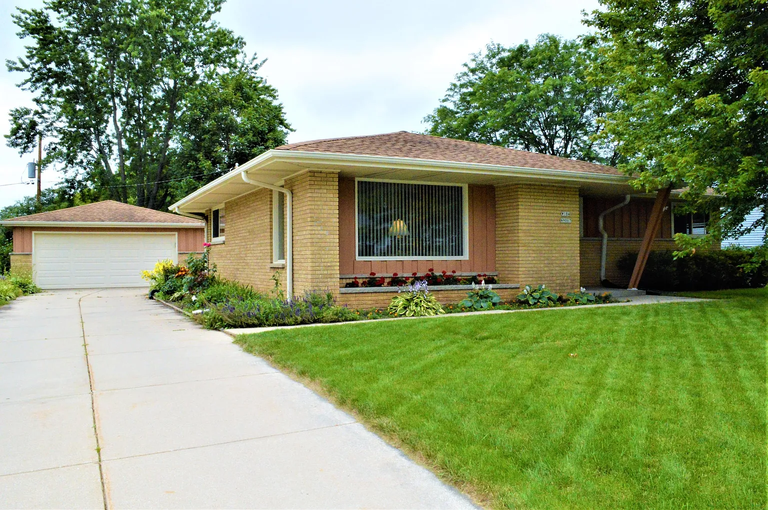 W184N9007 Maryhill Dr photo 1