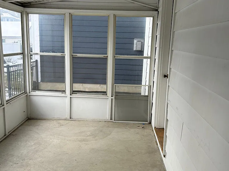 1051 Linden St — Photo 12