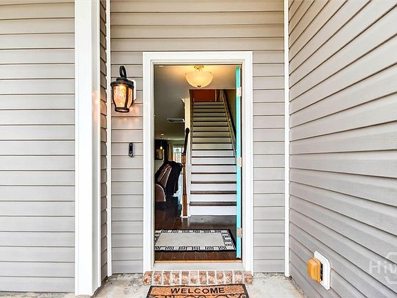 4th image of 40 Roseberry Cir