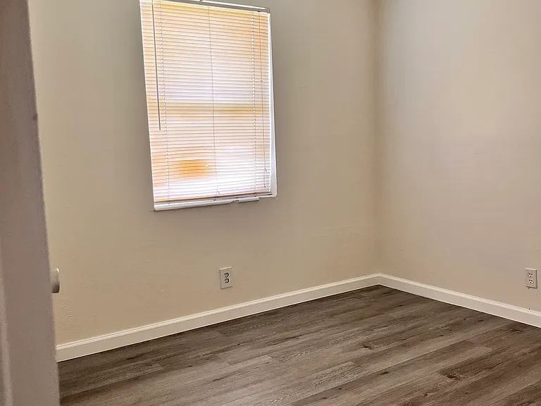 384 Avenue N SW #3 — Photo 5