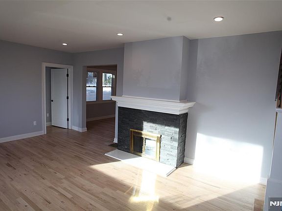 3rd image of 1140 Alicia Ave