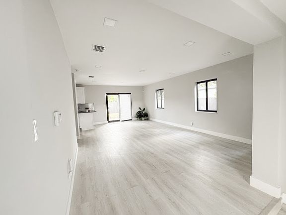 3rd image of 16200 NE 9th Ct #16200