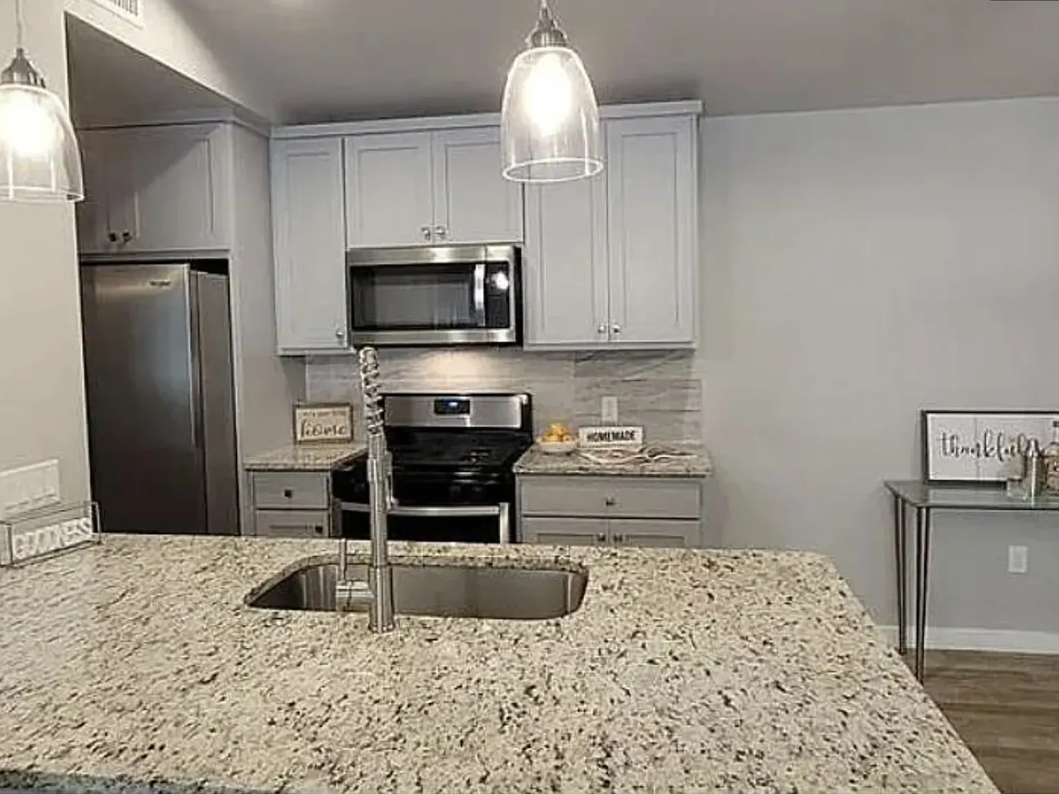 3 bed, 1051 sqft, $1,698 — Photo 2