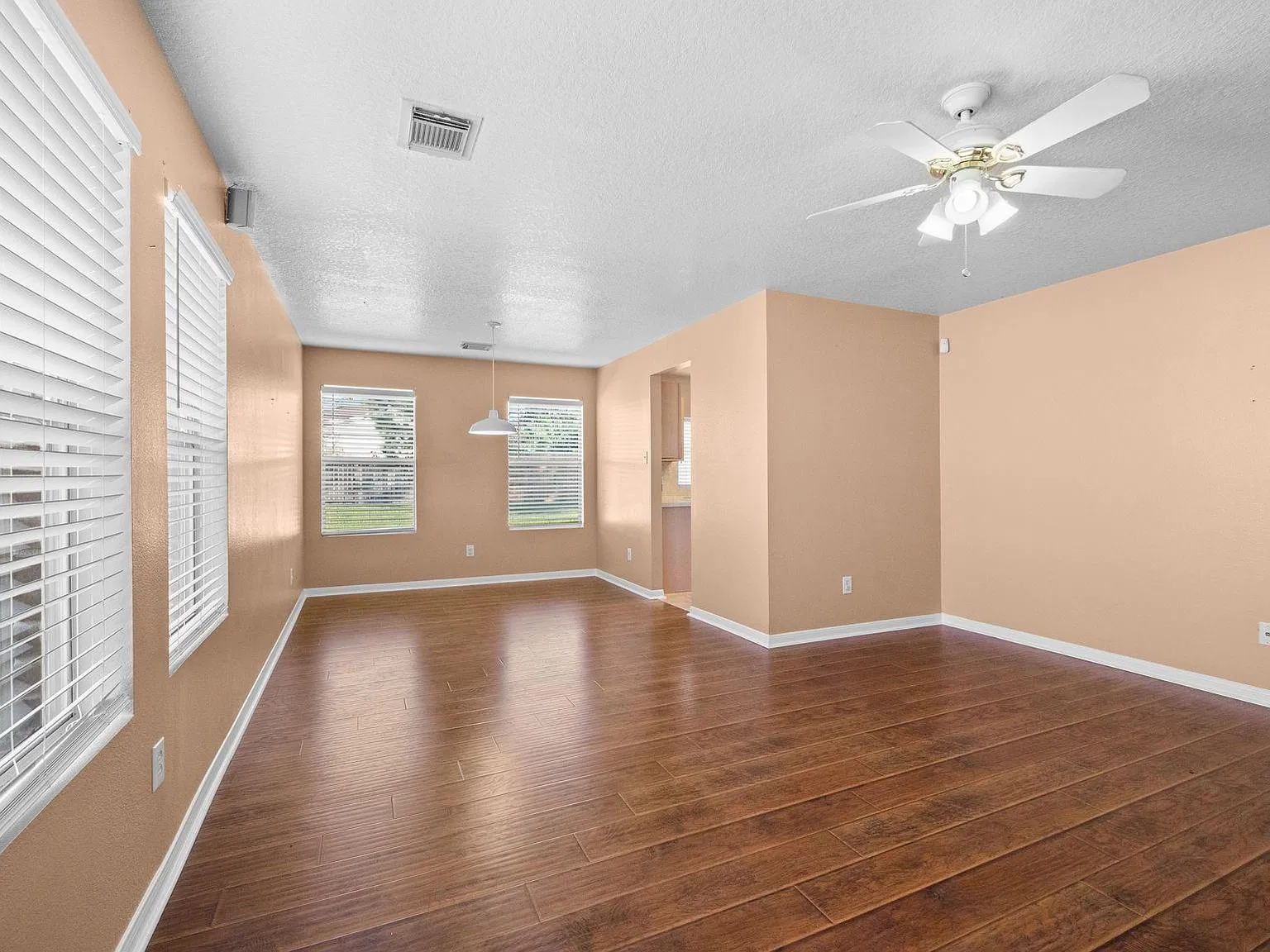 3 bed, 1.0 bath, 1105 sqft, $1,650 — Photo 3